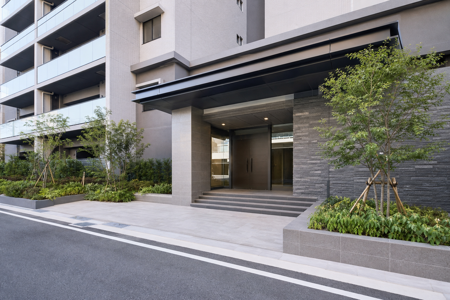 賃貸マンション外観：保証会社の在籍確認が取れない・勤務先へ電話をかけられない場合に、賃貸審査で受理されやすい代替書類と申込み前の伝え方を知りたい（名古屋・愛知の実務に即した具体例）の判断先を象徴する現代的な賃貸マンション入口を道路側から広角で撮る。人物、看板、読める文字なし